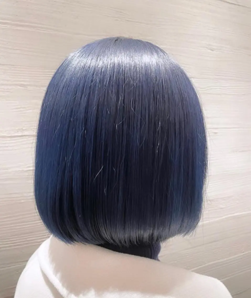 ショート カラー ブルーカラー ネイビーカラー サキ🤍ハイトーン 🩰くびれ巻きヘアのヘアスタイル