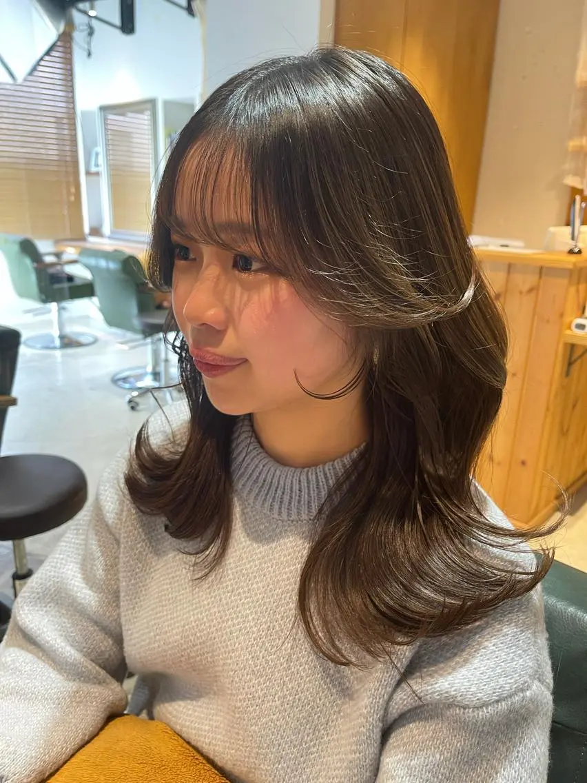 セミロング レイヤーカット 小山 悠のヘアスタイル