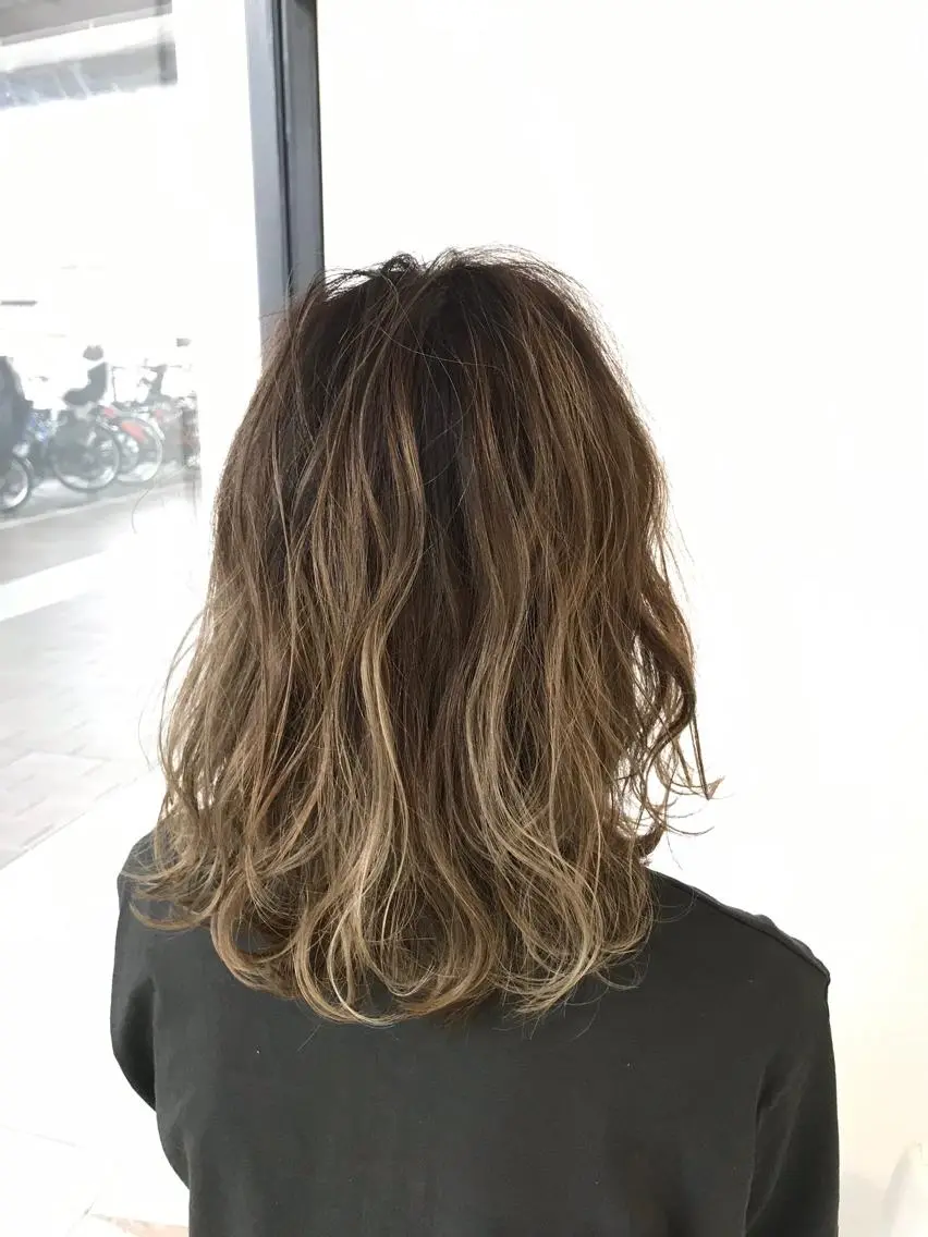 ミディアム カラー ハイライトカラー イルミナカラー ハイライト ボブ・レイヤーカット 吉敷航一のヘアスタイル
