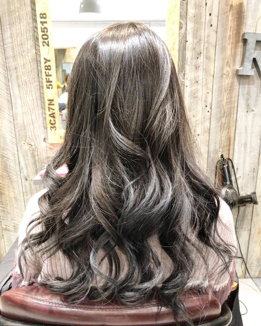ロング カラー ブリーチ ケアブリーチ グラデーションカラー シルバー カット ヘアカラー トリートメント 川野 賢のヘアスタイル