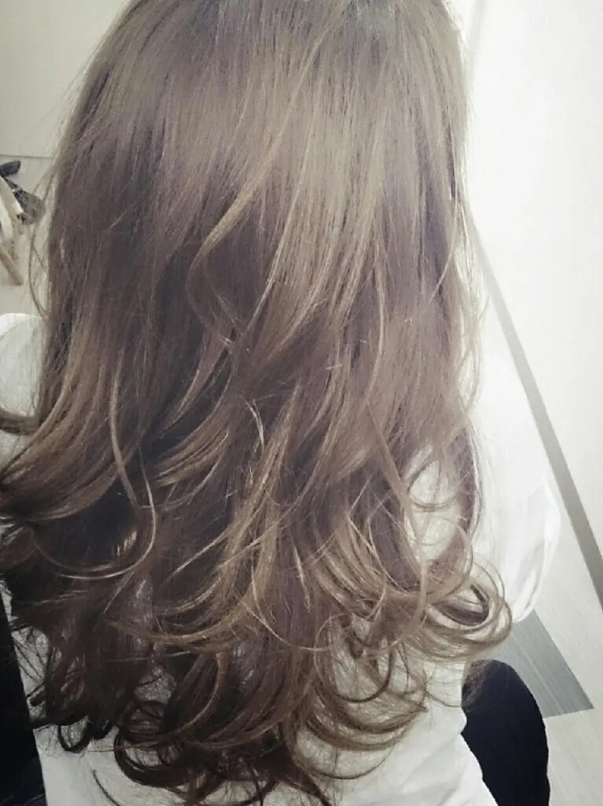 カラー ロング グレージュ 畑中秀平💛艶髪💜 Babylon 代表のヘアスタイル