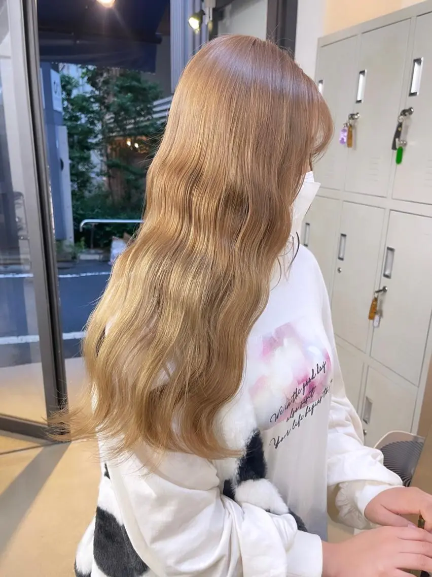 ロング カラー ベージュカラー ブリーチ ミルクティーベージュ カット ヘアカラー トリートメント 渋谷ケアブリーチ Suuのヘアスタイル