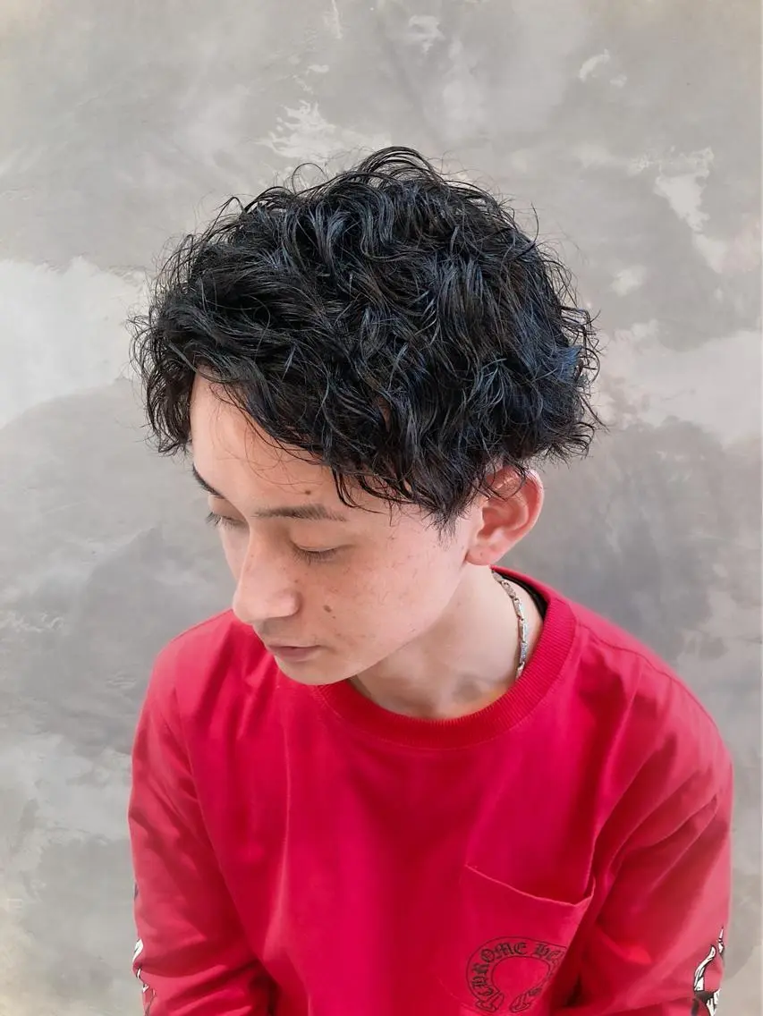 ショート パーマ メンズ センターパート 波巻きスパイラルパー マ/シャドウパーマ駿のヘアスタイル