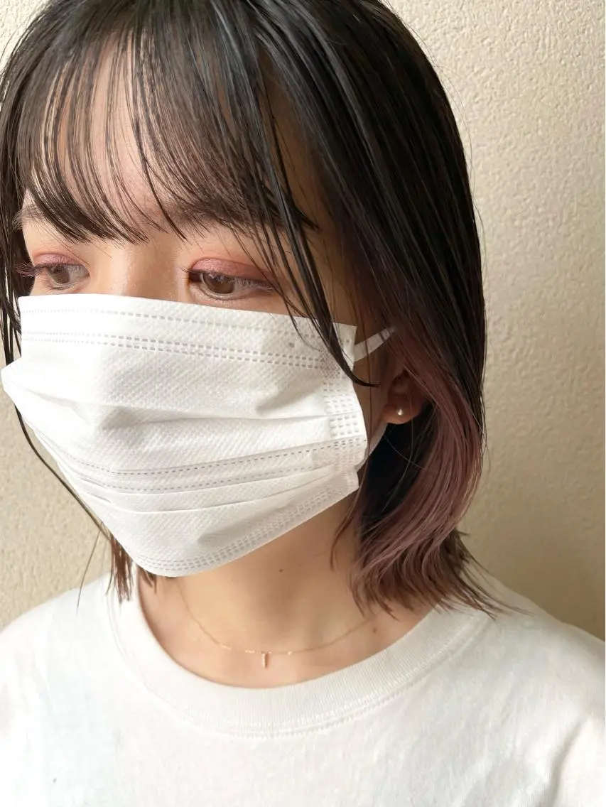 ミディアム カラー ブリーチ イヤリングカラー ピンクカラー ボブ 外ハネヘア ヘアカラー トリートメント 沢田 瞳のヘアスタイル