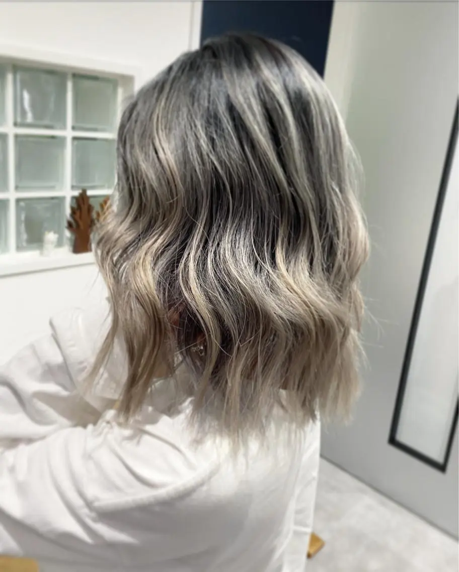 セミロング カラー バレイヤージュ ブロンド 外国人風カラー レイヤーカット RU RIのヘアスタイル