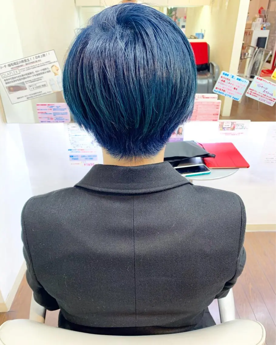 ショート カラー ブルーカラー ダブルカラー ヘアカラー GLAD 萩原のヘアスタイル