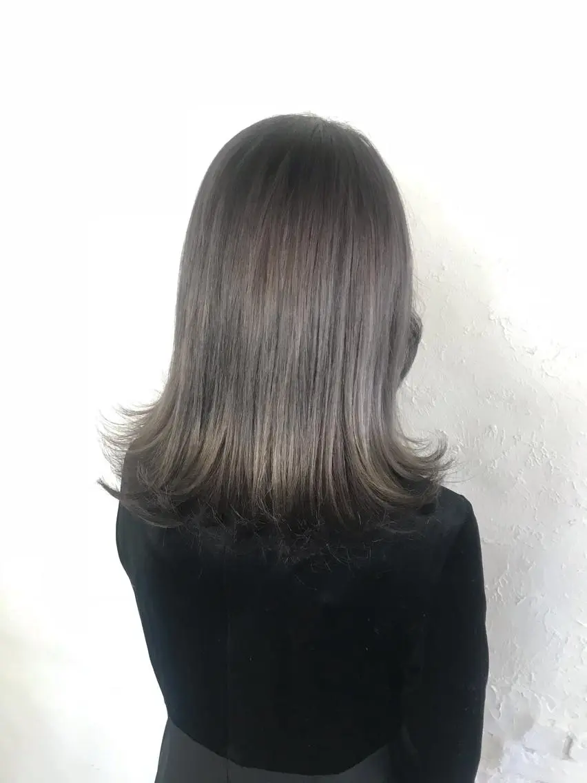 ミディアム カラー ブリーチ ダブルカラー グレージュ 伊藤 優希のヘアスタイル