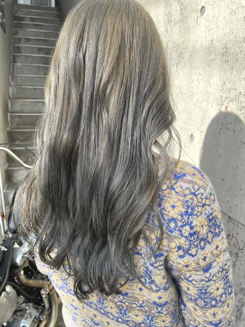 ロング カラー ブリーチ グレージュ 日高 香織のヘアスタイル