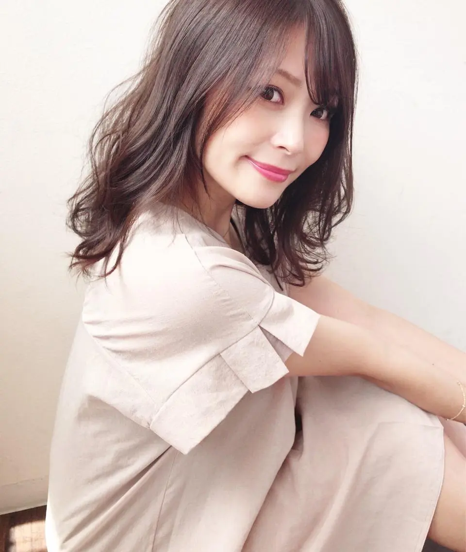 ミディアム カラー ヘアアレンジ アッシュ ベージュカラー カット ヘアカラー トリートメント ツヤ髪になりたい方へ 🩷柴田知亜希のヘアスタイル