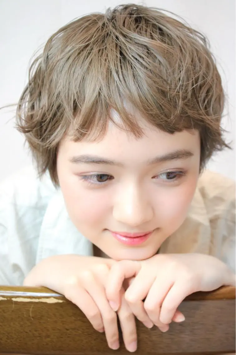 カラー 安達 葵のヘアスタイル