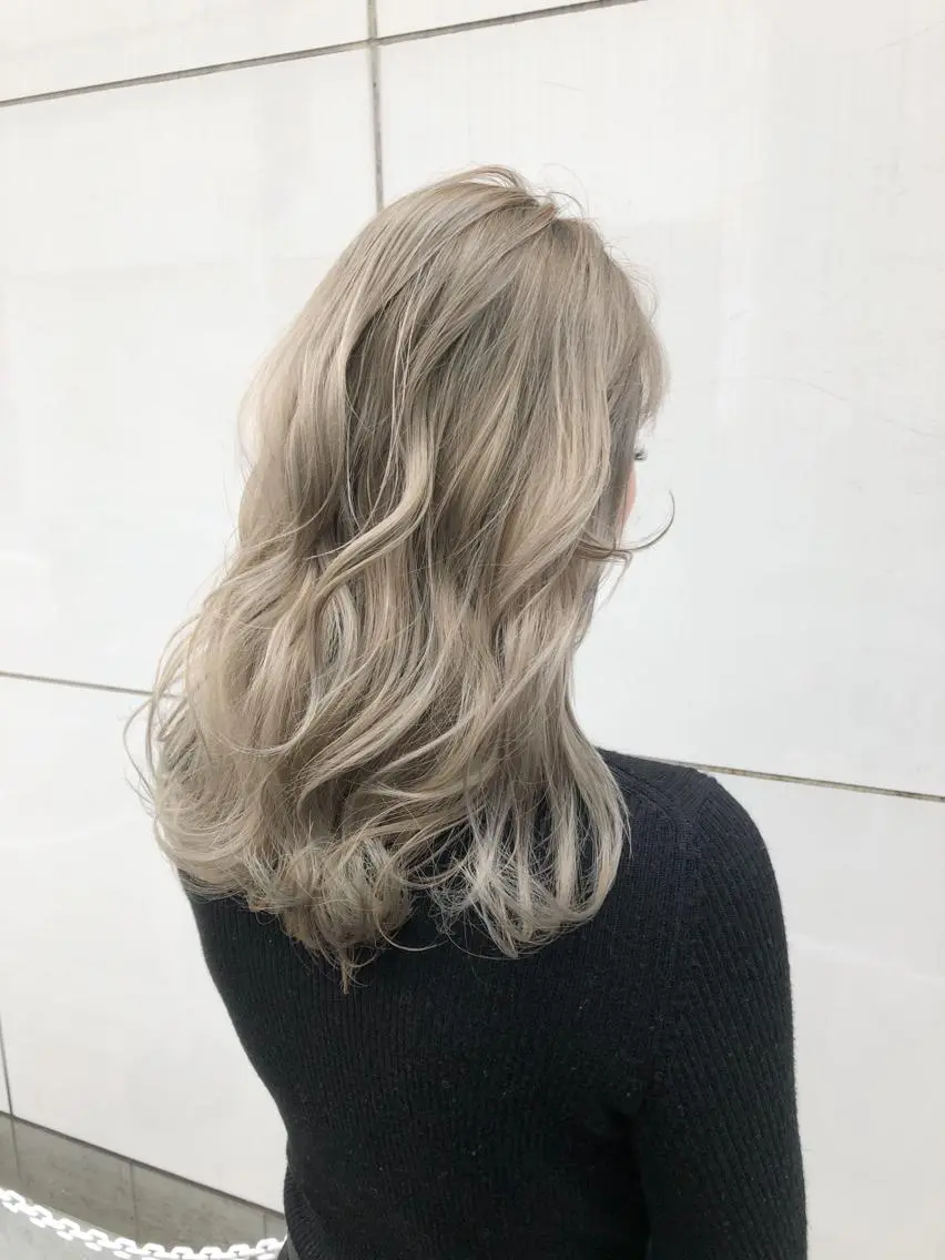 セミロング カラー ベージュカラー 黒髪 ブリーチ ホワイトベージュ ヘアカラー 渡邊 直輝のヘアスタイル