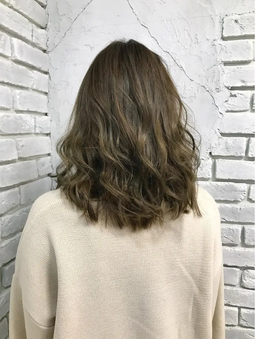 ミディアム セミロング ロング カラー アッシュ ベージュカラー ハイライトカラー イルミナカラー ハイライト レイヤーカット🪽 MARINA🦩のヘアスタイル