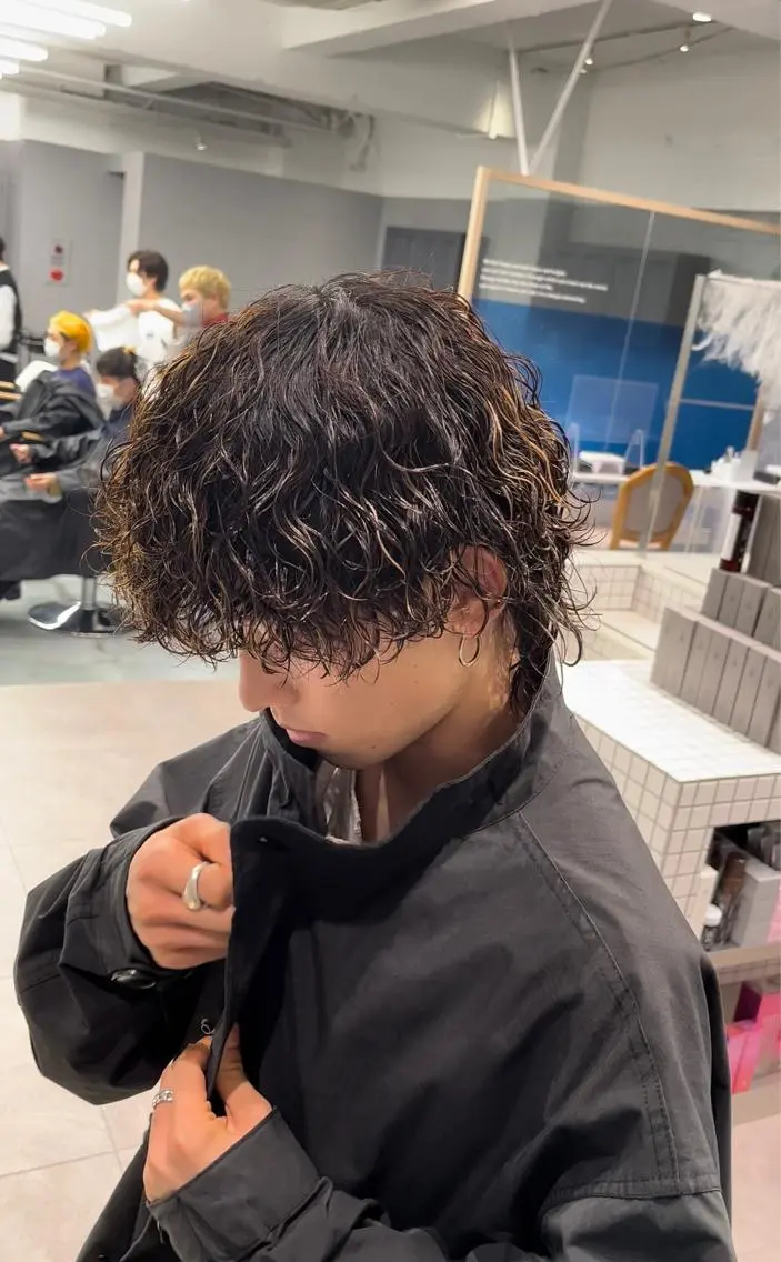 パーマ メンズ メンズパーマ 波巻きパーマ メンズウルフカット ウルフカット k jの眉毛・アイブロウイメージ