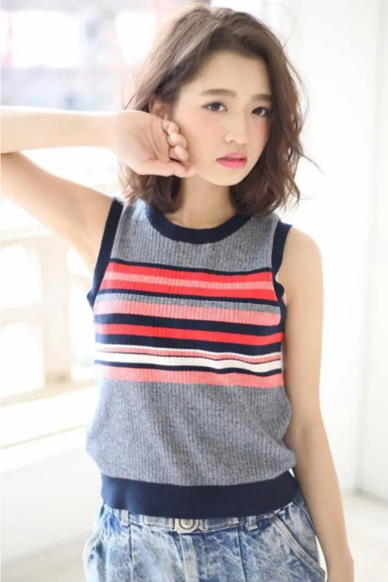 ショート レイヤーカット✖️ 柔らかベージュカラーのヘアスタイル