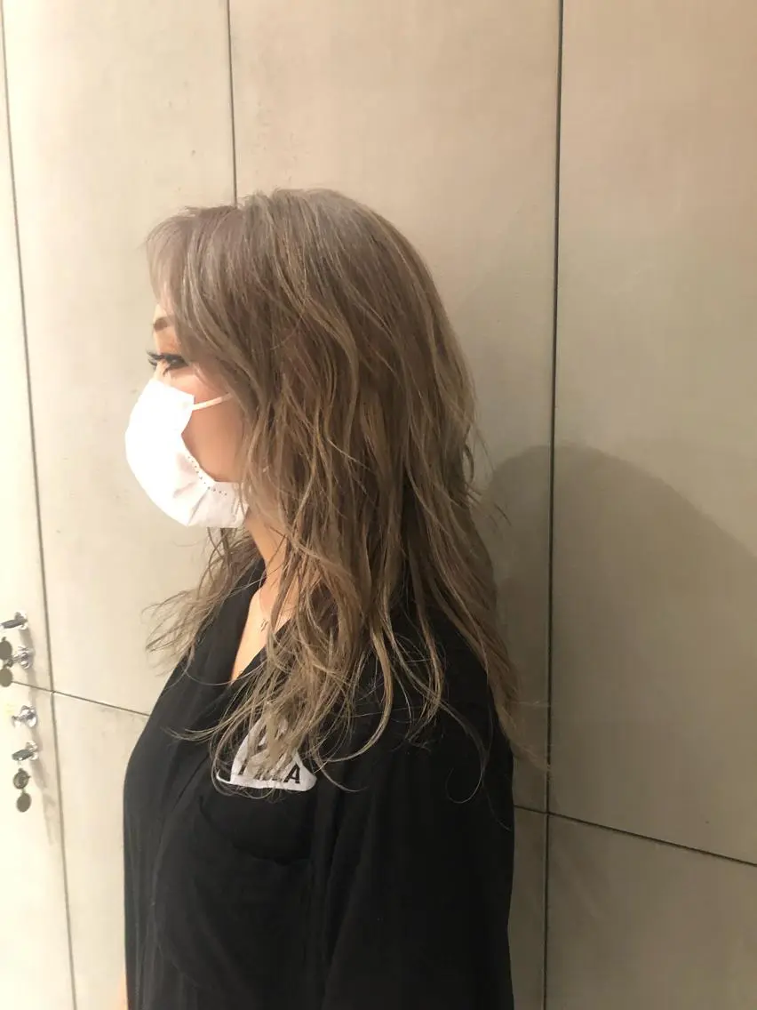 セミロング カラー グレージュ 古屋 花織のヘアスタイル