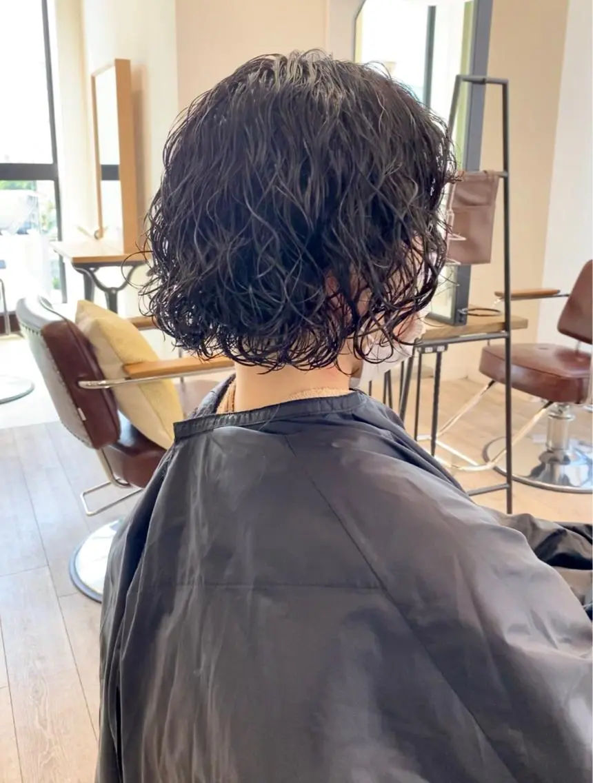 ショート カラー パーマ 黒髪 ブルーカラー ブルーブラック ショート& パーマ　坂本のヘアスタイル