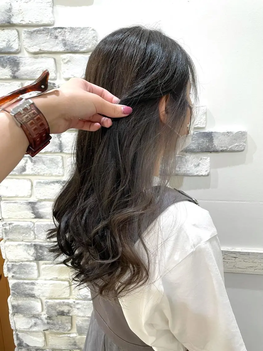 セミロング カラー イヤリングカラー グレージュ ヘアカラー 後藤 陽花子のヘアスタイル