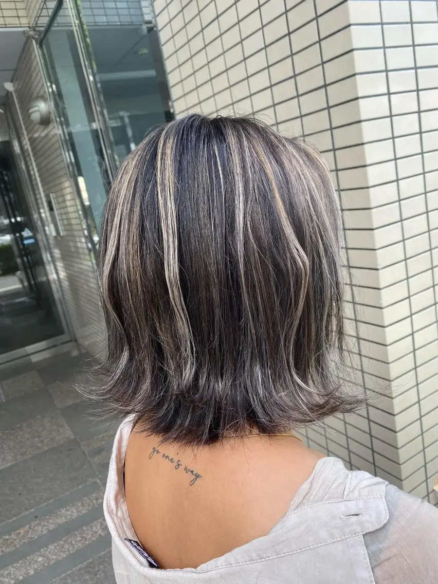 ミディアム カラー バレイヤージュ ブリーチ 透明感カラー デザインカラー グレージュ ヘアカラー トリートメント 🌟ハイライト/ハイ トーン🌟MIKIのヘアスタイル