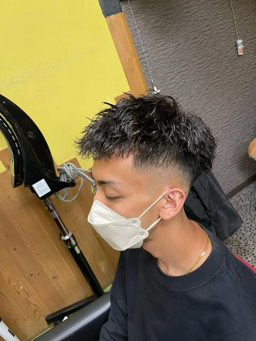 ショート パーマ メンズ フェードカット メンズパーマ カット パーマ デザインカラー🏝️ 須賀汐音のヘアスタイル