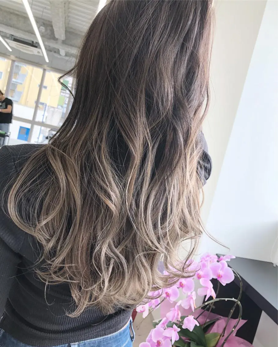セミロング カラー バレイヤージュ ブリーチ レイヤーカット ブリーチ 透明感HIDEのヘアスタイル