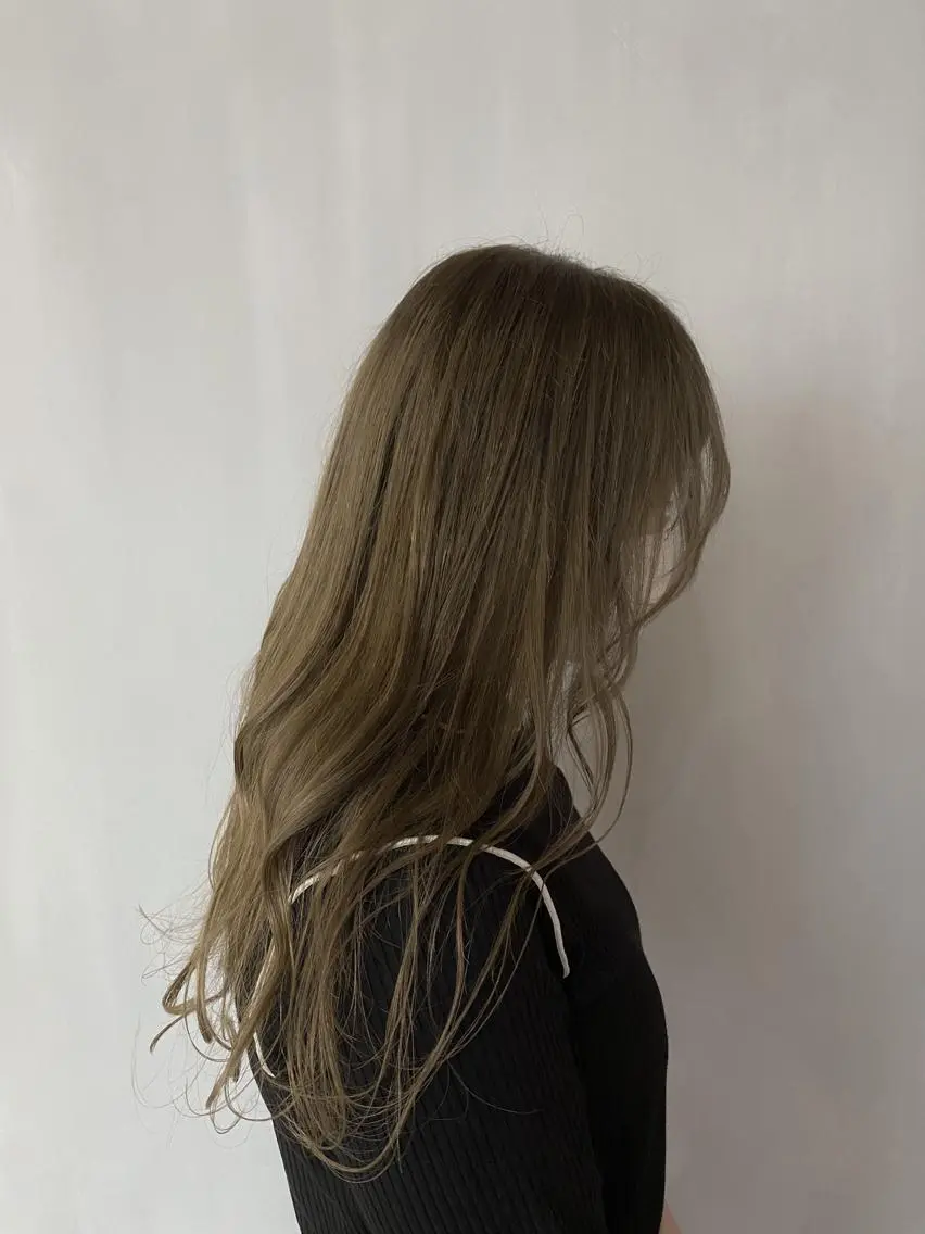 ロング カラー グレージュ カーキグレージュ ヘアカラー TAI透明カラー 柔らかい縮毛矯正のヘアスタイル