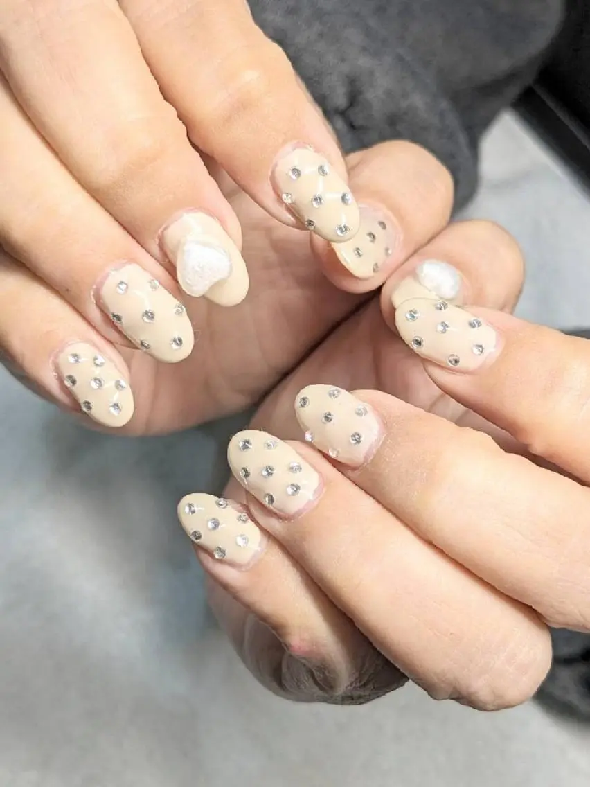 ネイル キラキラネイル ストーンネイル バレンタイン ハンドネイル ネイルサロンベルティ .keikoのネイルデザイン