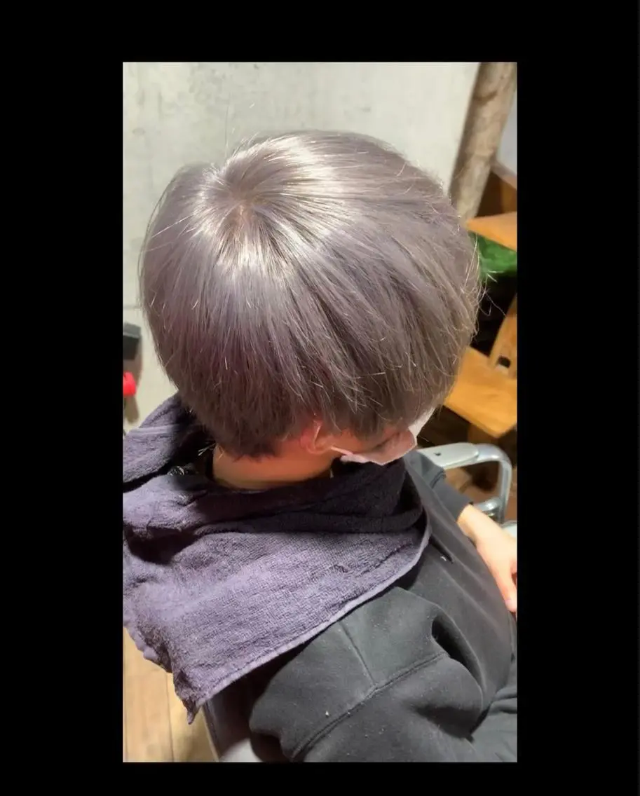 カラー シルバー 塩川 亮眞のヘアスタイル