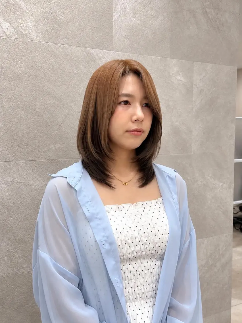 セミロング レイヤーカット 縮毛矯正 韓国ヘアケアブリーチ 莉奈のヘアスタイル