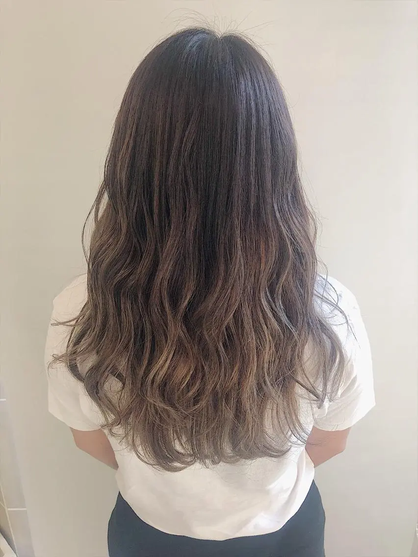 ロング カラー グラデーションカラー ハイライトカラー ハイライト カット ヘアカラー 齋藤 咲のヘアスタイル