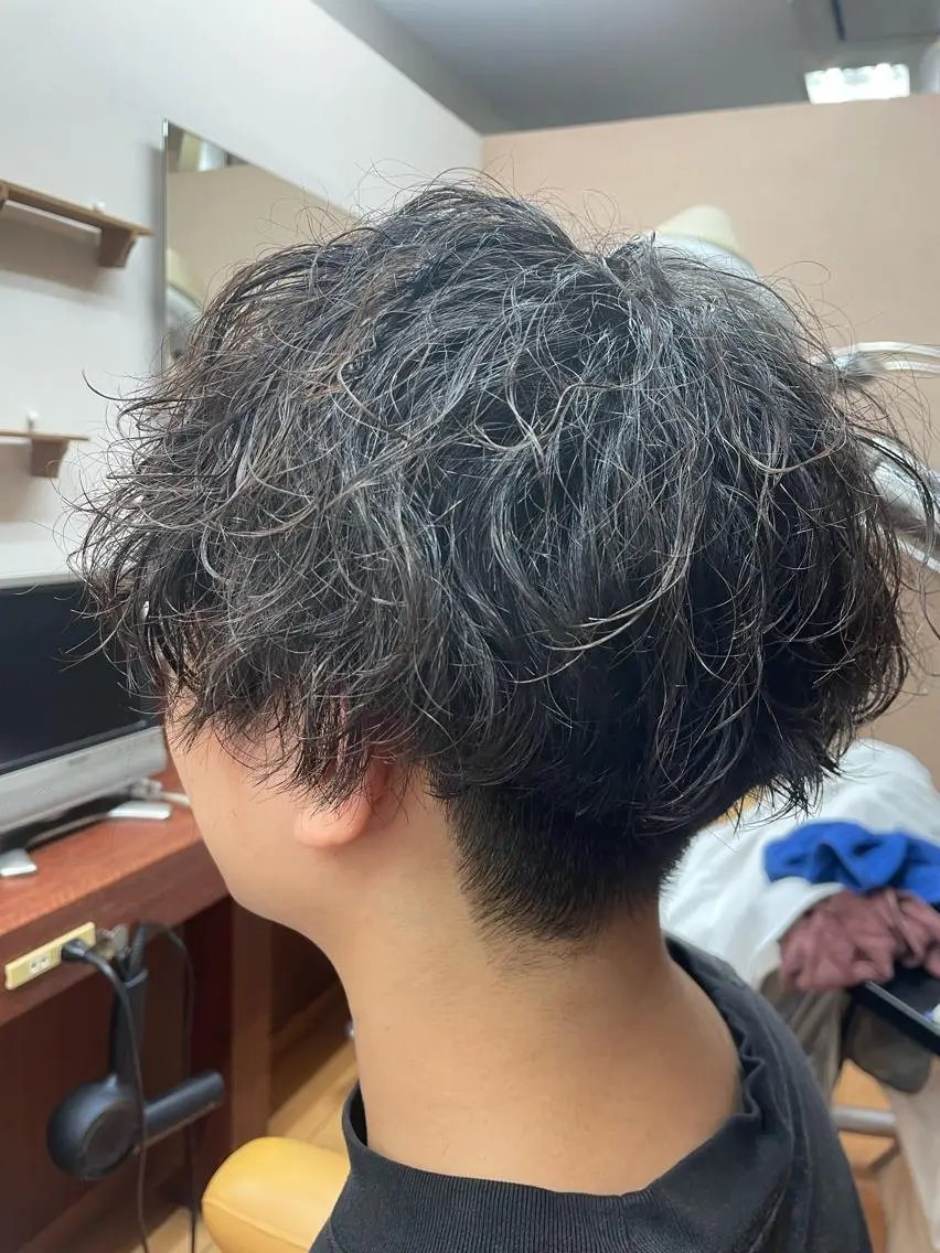 パーマ メンズ ルキ🌈ブリーチカラ ー&メンズパーマ🦄のヘアスタイル