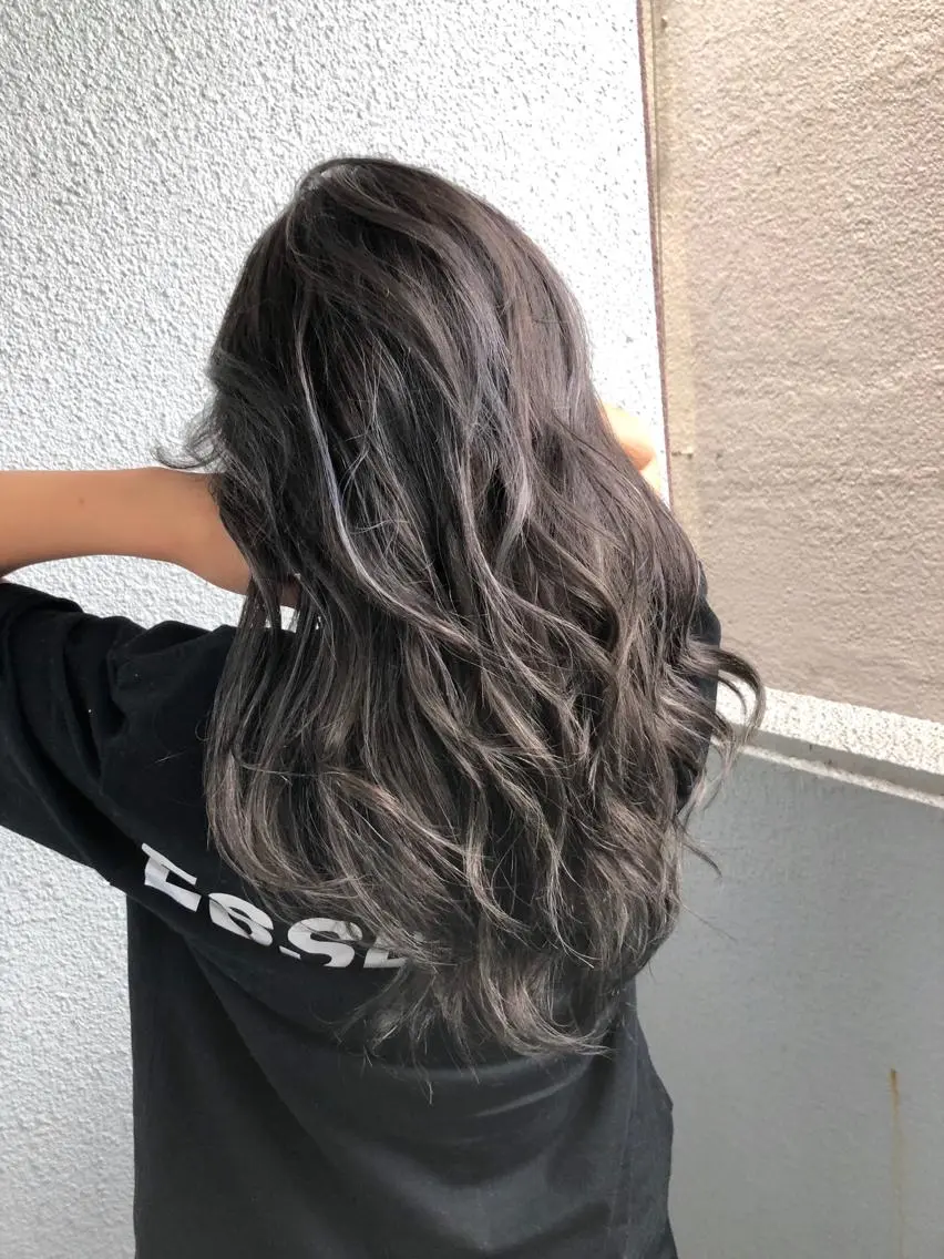 セミロング 白いハイライト🤍 タナカリョウスケのヘアスタイル