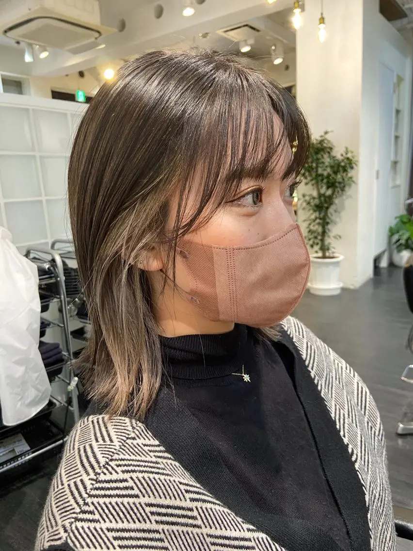 ミディアム shiori ベージュカラーのヘアスタイル