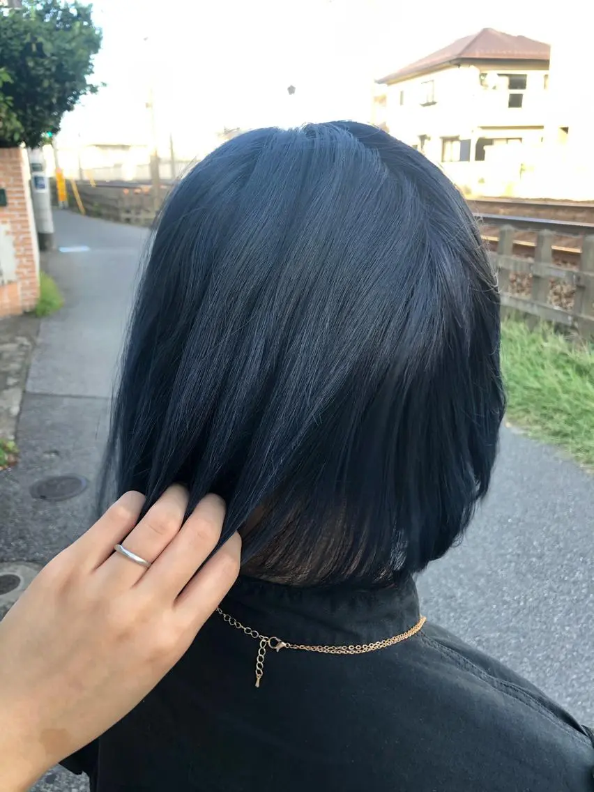 カラー ブリーチ ネイビーカラー Natsu 。のヘアスタイル