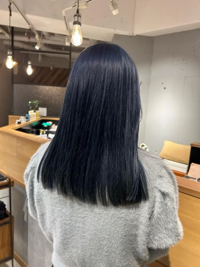 ロング カラー ブリーチ ネイビーカラー Romy まるのヘアスタイル