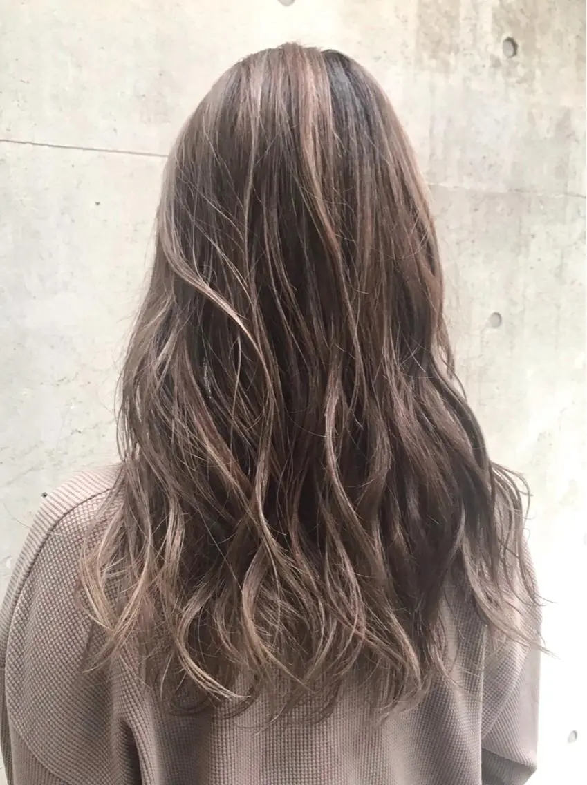 セミロング カラー セミロングパーマ アッシュ アッシュブラウン ベージュカラー 黒髪 AKI アキのヘアスタイル