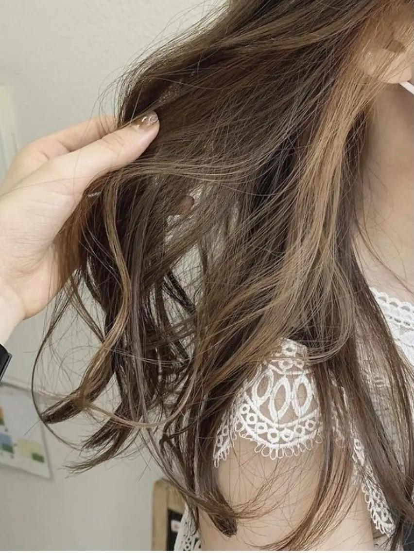 ロング カラー ベージュカラー イヤリングカラー ミルクティーベージュ カット ヘアカラー トリートメント くまがい みゆ【edge.】のヘアスタイル