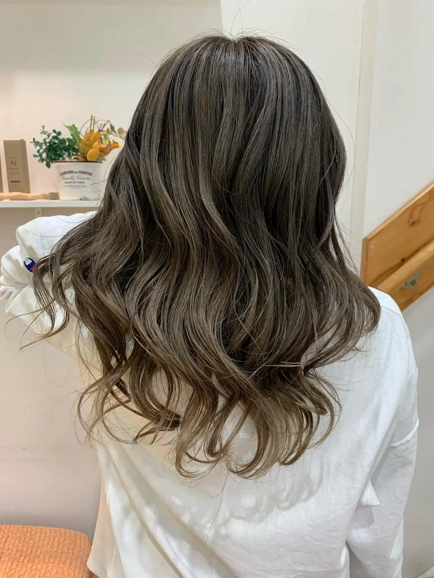 ロング カラー バレイヤージュ ブリーチ グレージュ レイヤーカット ヘアアレンジ にいた かづしげのヘアスタイル