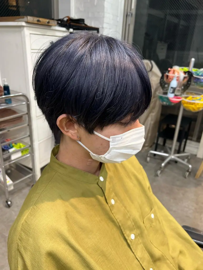 ショート カラー パーマ ヘアアレンジ メンズ キッズ ネイル マツエク・マツパ アイブロウ メンズブリーチ 黒髪 ブリーチ ブルーカラー ブルーブラック カット ヘアカラー ショートヘア原宿 fifth コシのヘアスタイル