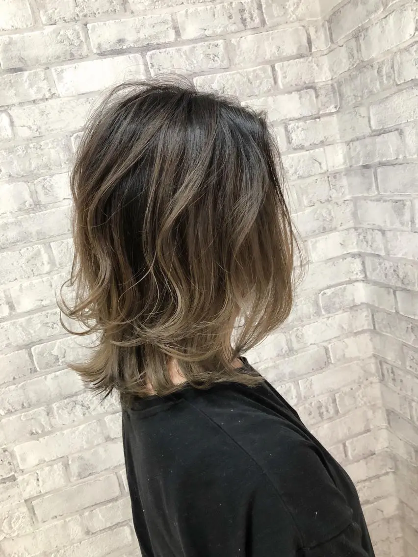 ミディアム カラー ヘアアレンジ バレイヤージュ ベージュカラー ミルクティーベージュ レイヤーカット ヘアカラー トリートメント 秋山 幸太のヘアスタイル