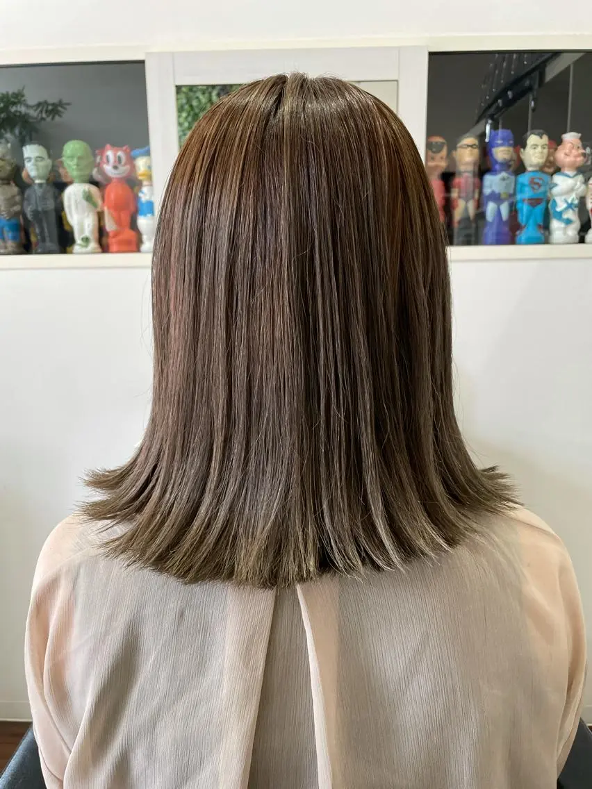 ミディアム カラー ミディアムパーマ ブリーチ ケアブリーチ グレージュ ハイライトカラー カット ヘアカラー トリートメント シンヤヘアーズ 泉大津本店のヘアスタイル