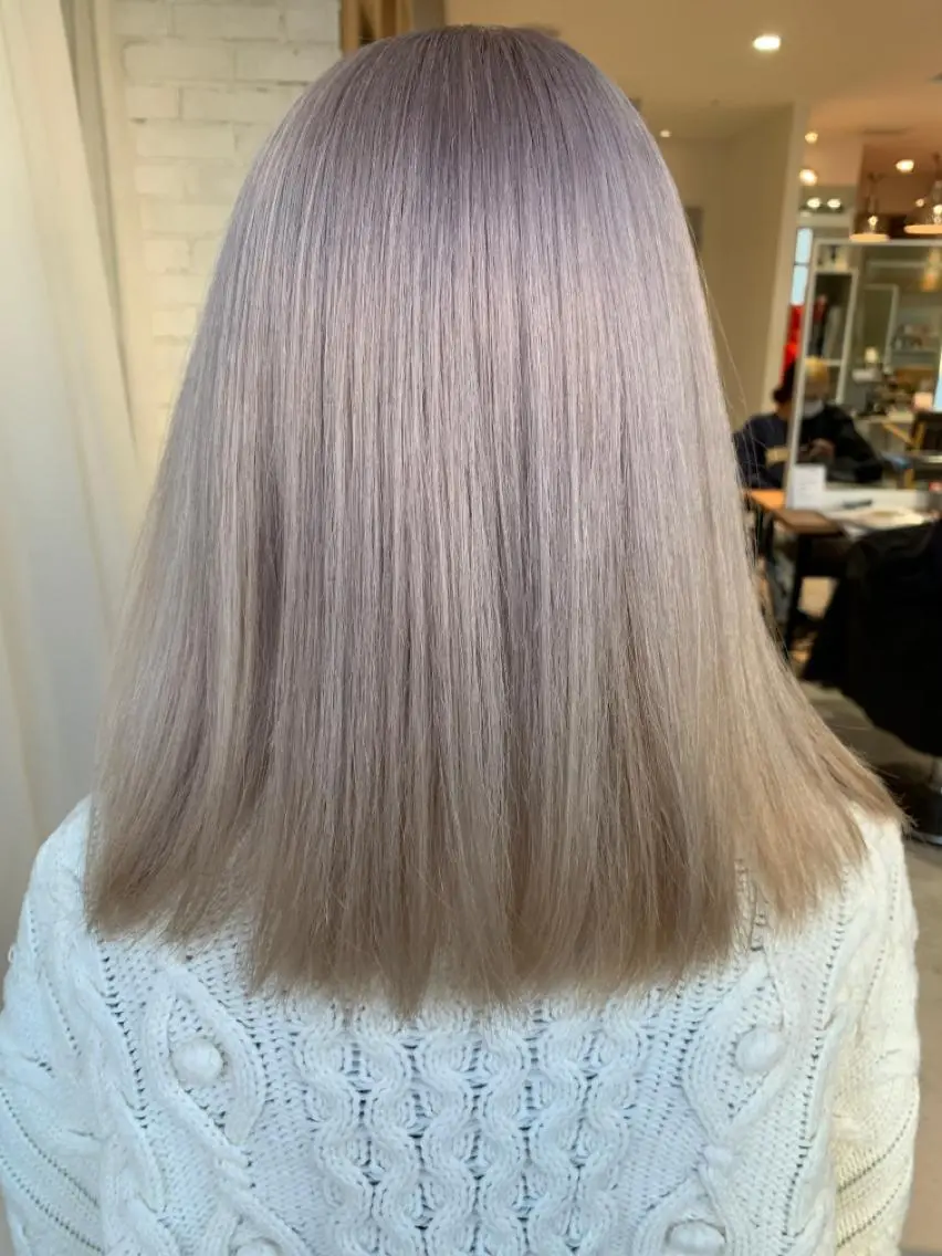 ミディアム カラー シルバー ホワイトシルバー ヘアカラー トリートメント LUXBE LUCEのヘアスタイル
