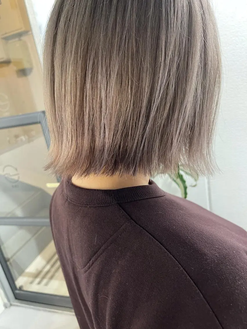 ミディアム カラー カット ハイトーン belle ナホのヘアスタイル