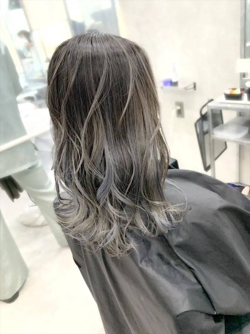 ミディアム カラー ヘアアレンジ バレイヤージュ グレージュ レイヤーカット VIM hairおもろまち店のヘアスタイル