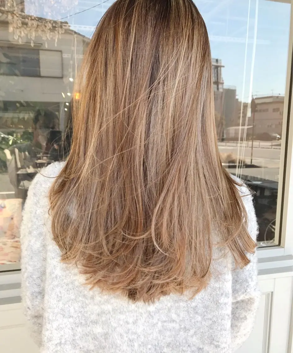 ロング カラー ヘアアレンジ お団子ヘア 切りっぱなしボブ バレイヤージュ ブリーチ デザインカラー Mariana/ 鶴原-ハイライトのヘアスタイル