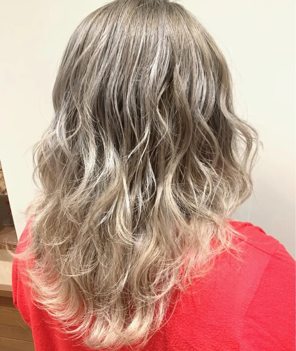 ロング ヘアカラー トリートメント ハイトーン得意😍 Lumiereのヘアスタイル