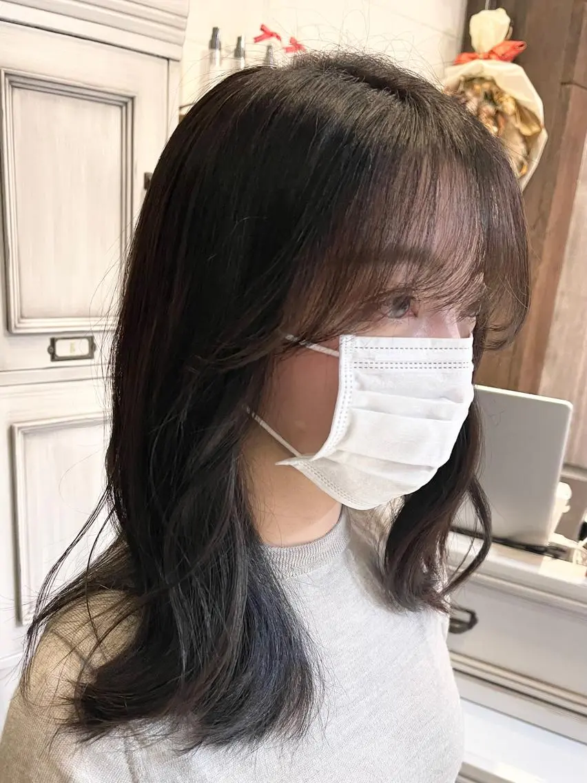 セミロング カラー 顔周りカット 似合わせカット トリートメント 髪質改善で 憧れの潤艶美髪にのヘアスタイル