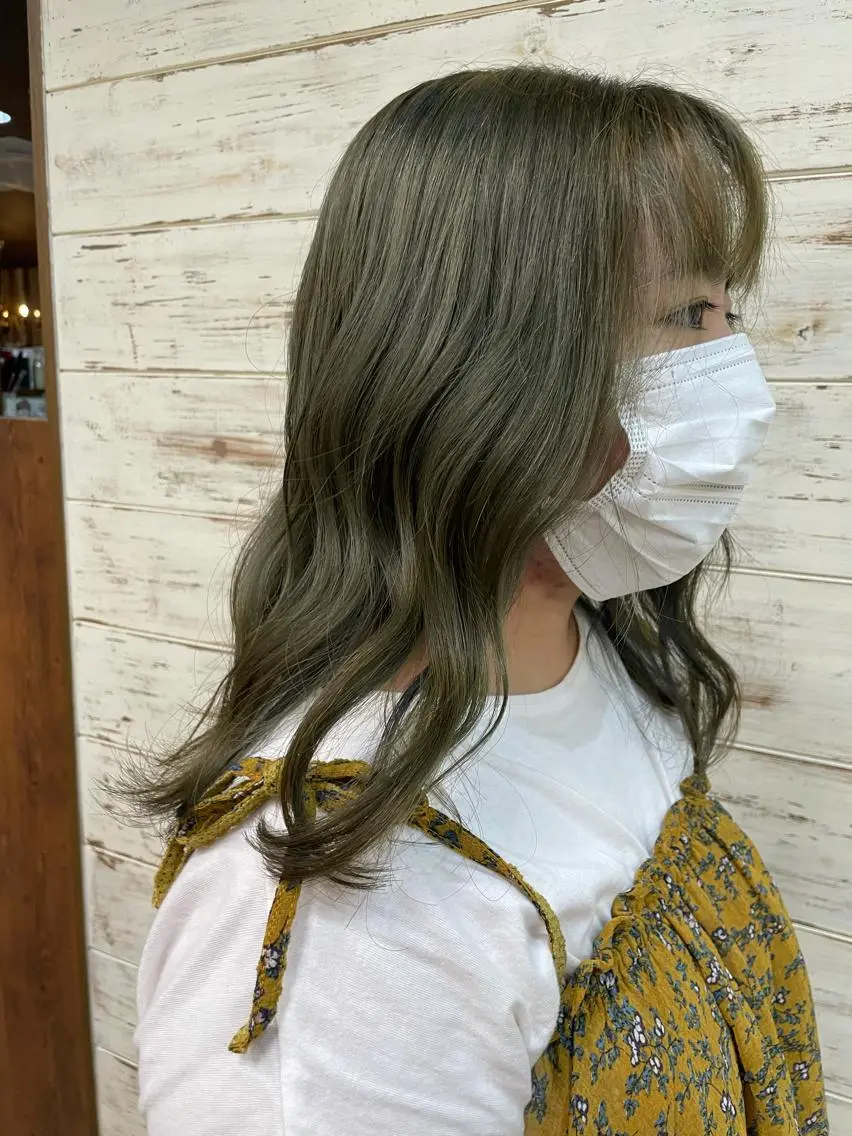 ミディアム カラー ヘアアレンジ ベージュカラー オリーブベージュ オリーブカラー イワタ マハ/ minim hairのヘアスタイル