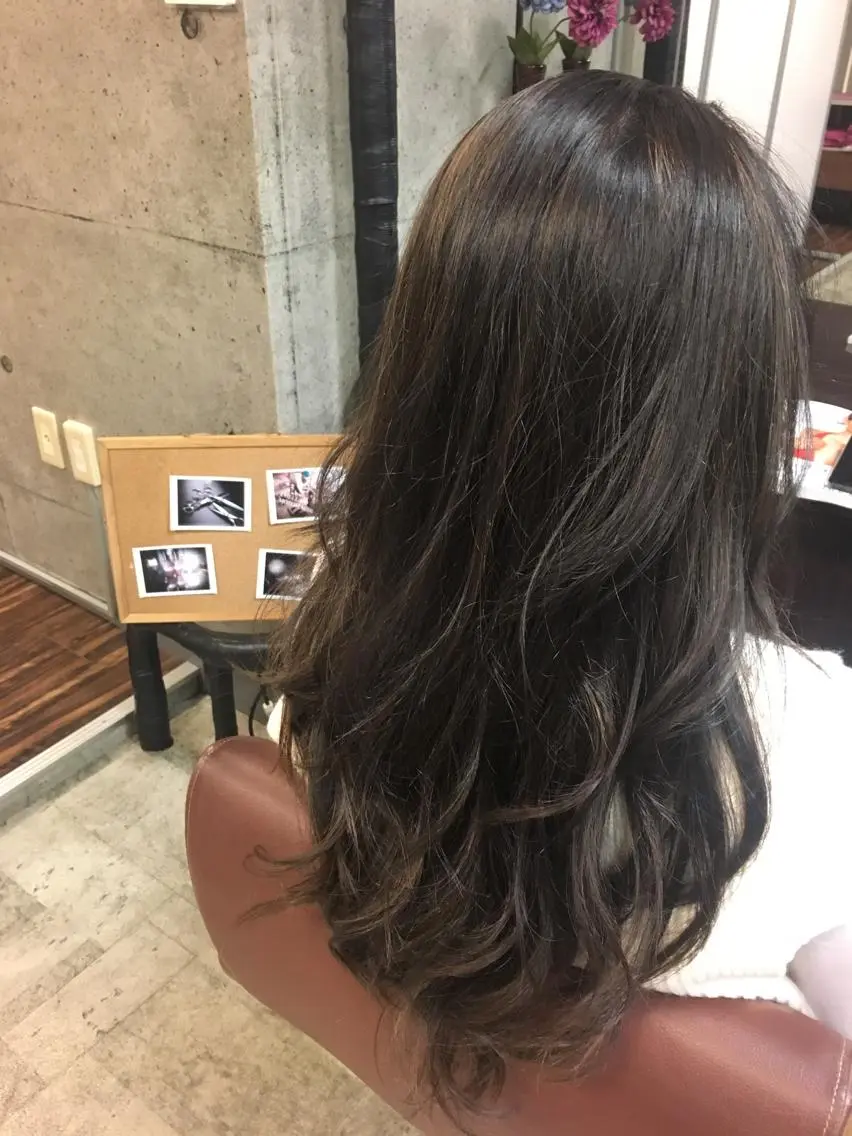 セミロング カラー ヘアアレンジ ブリーチ ハイライトカラー ハイライト かきあげバング レイヤーカット 五郎川 七海のヘアスタイル
