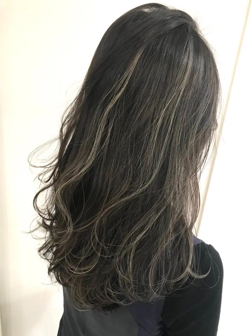 ロング カラー グレージュ ハイライトカラー ハイライト 若杉 諒のヘアスタイル