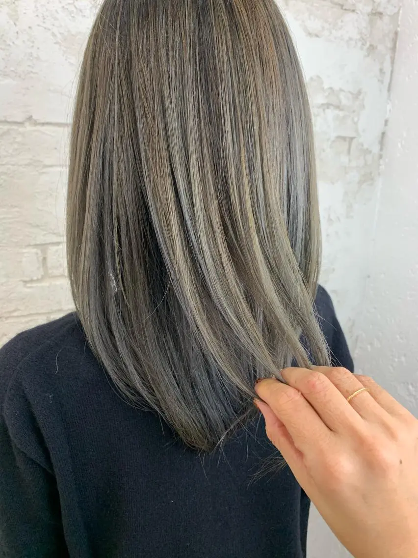セミロング カット 縮毛矯正 🌈ハイライトカラー 🌈naokoのヘアスタイル